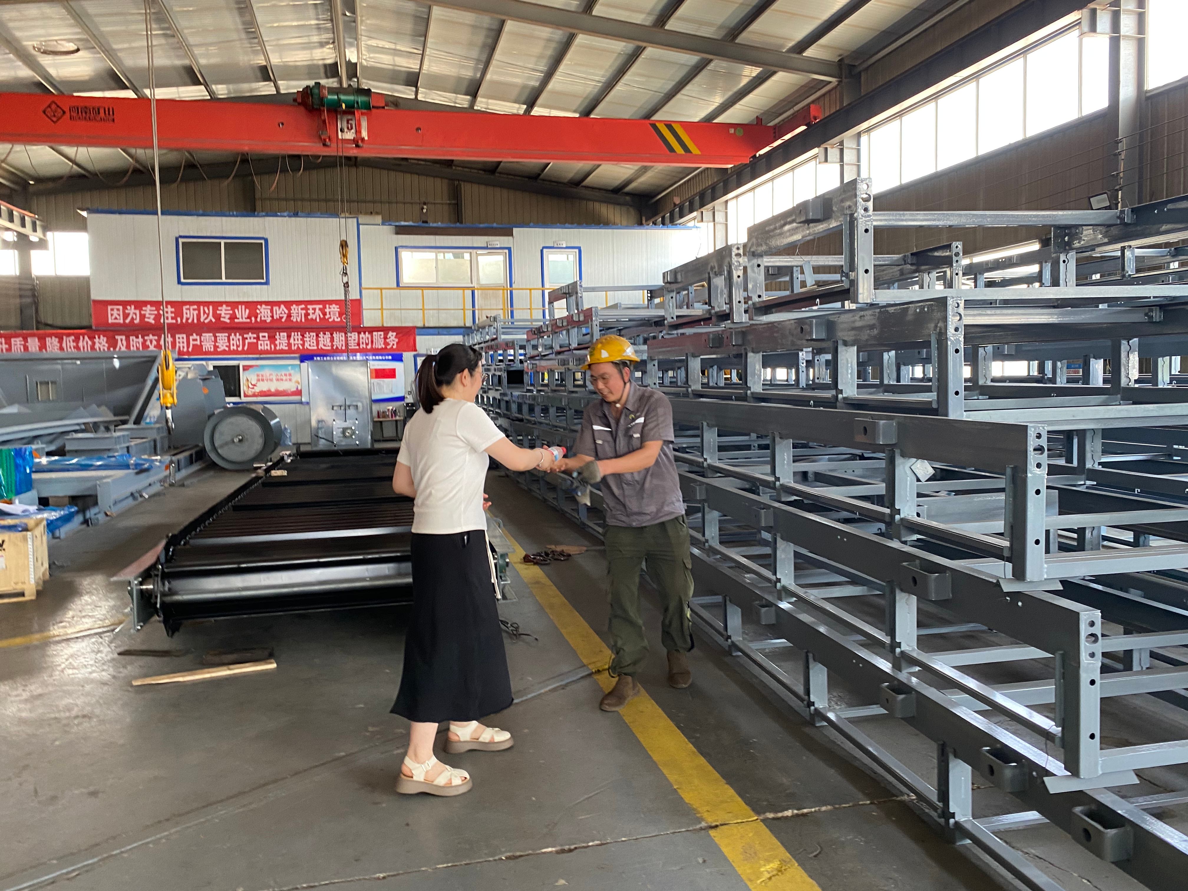 酷暑里的一縷清涼 ---工會(huì)主席王林林到智造中心慰問一線員工 酷暑里的一縷清涼 ---工會(huì)主席王林林到智造中心慰問一線員工